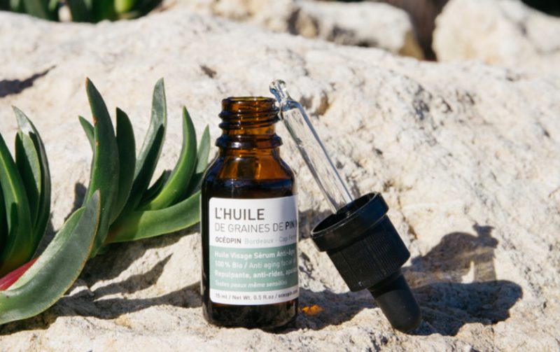 appliquer huile visage