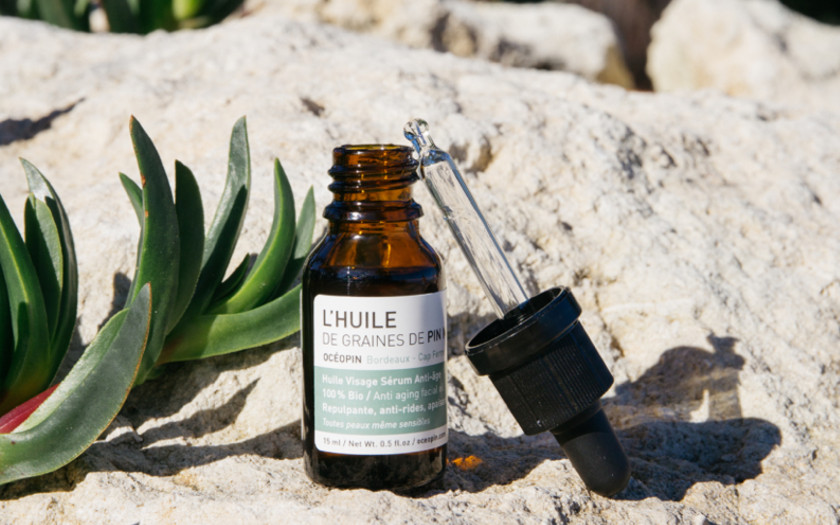 appliquer huile visage